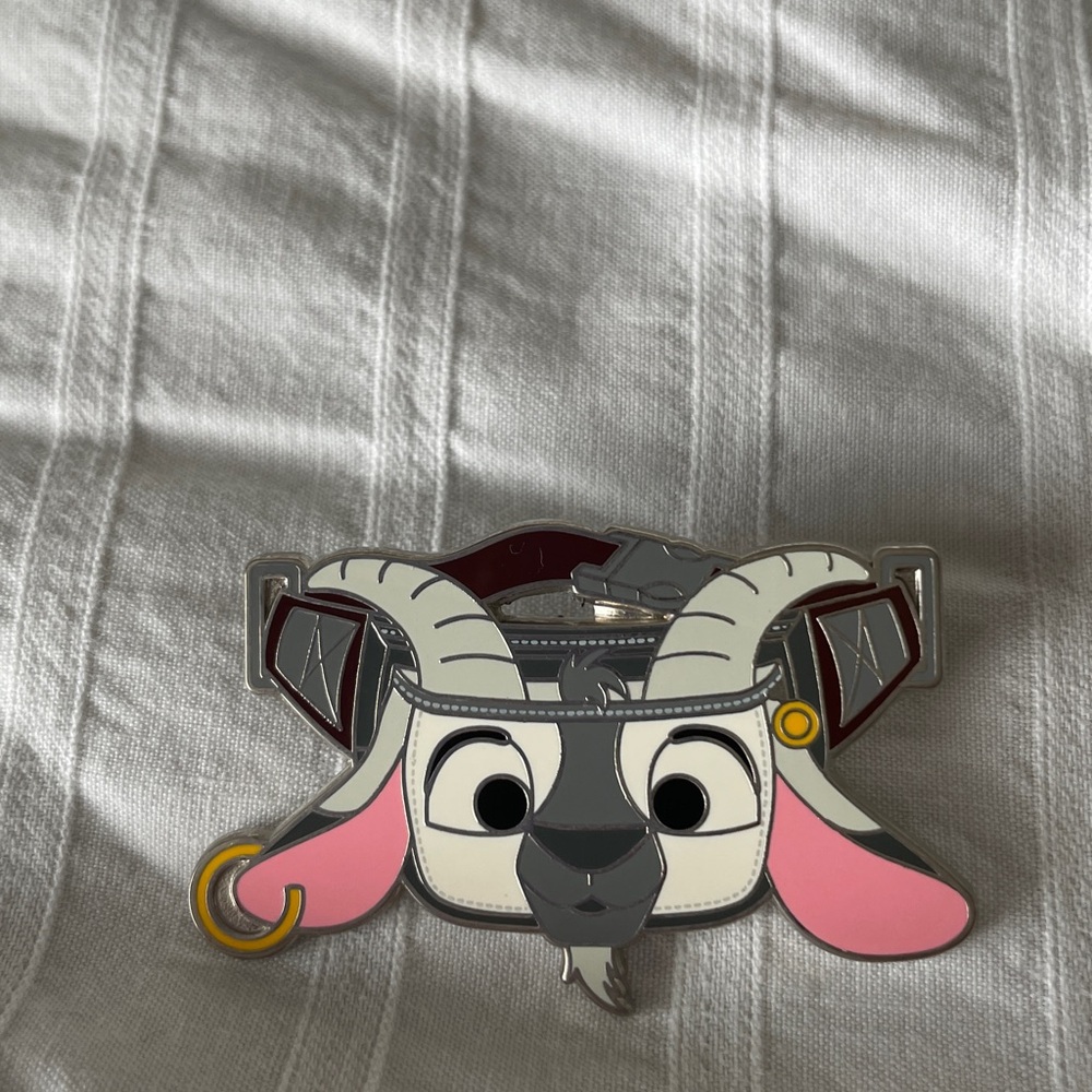 Disney Pin Bundle of 7 Fanny Packs Pins - Picture 8 of 9
